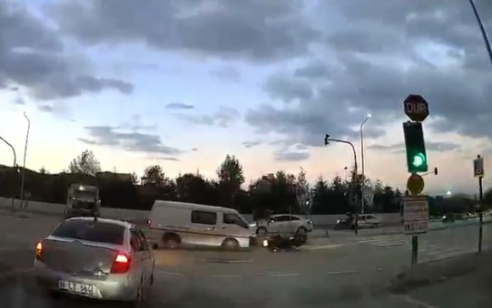 Bursa Osmangazi'de kırmızı ışıkta geçen kamyonet hastane çıkışında motosiklete çarptı