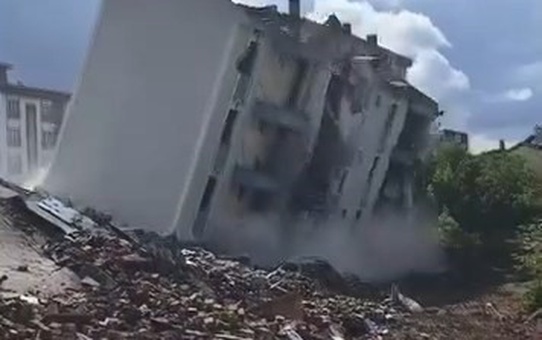 Elazığ'da ağır hasarlı 5 katlı bina, iş makinesinin makasıyla yerle bir oldu