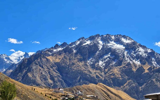 Hakkari'nin yüksek kesimlerine 4 Ekim'de kar yağdı, vatandaşlar heyecanlandı