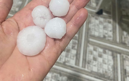 Hatay'da ceviz büyüklüğünde dolu, Altınözü ilçe stadyumunu beyaza bürüdü