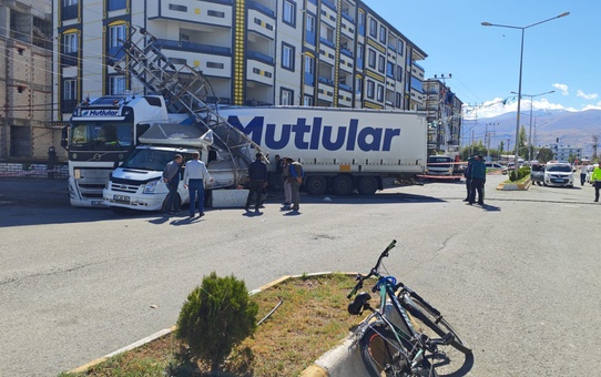 Iğdır'da tır, tartışmanın ardından hafif ticari araca çarptı; yaralanan olmadı