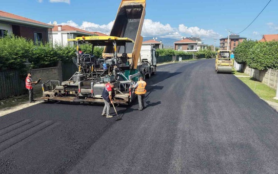Düzce Belediyesi hafta sonu asfalt ve yol çizgi çalışmalarını sürdürdü