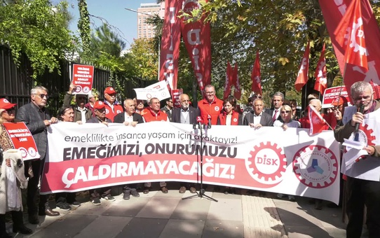 Devrimci Emekliler Sendikası TÜİK önünde seyyanen net ek zam istedi