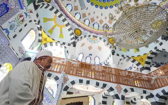 İzmir Aliağa'da imam Gazali Ateş, 6 aylık maaşını TSKGV'ye bağışladı