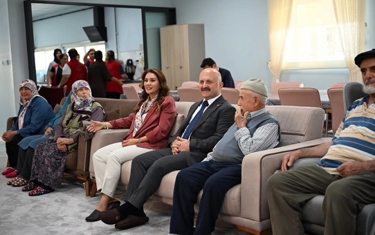 Aydın Valisi Varol, yaşlı bakım merkezinde devletin yanlarında olduğunu söyledi