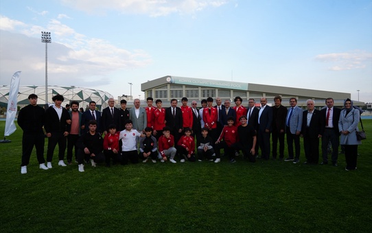Konya'da Amatör Spor Haftası Atatürk Anıtı'na çelenk bırakılması ve kortejle başladı