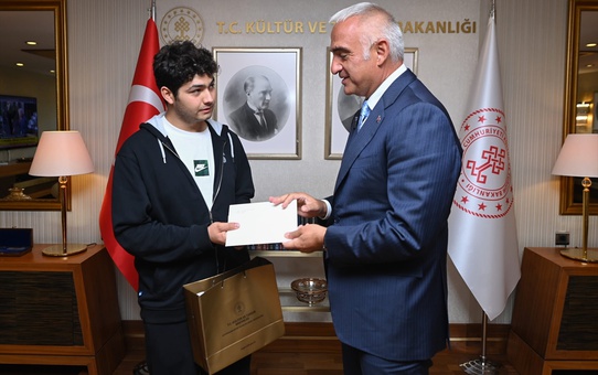 Kültür ve Turizm Bakanı Ersoy, TYT 142'ncisi Ahmet Deniz'le hekimlik hedefini konuştu
