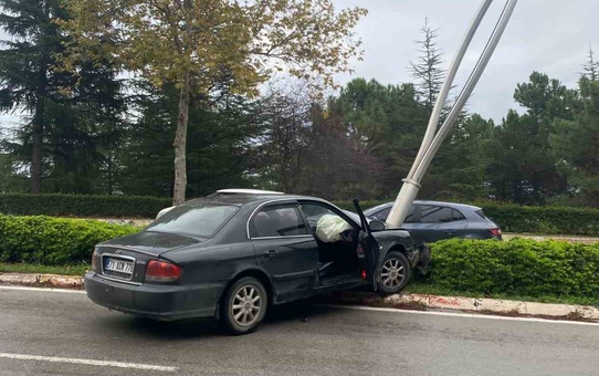 Samsun'da OMÜ çıkışında kontrolden çıkan otomobil aydınlatma direğini yıktı