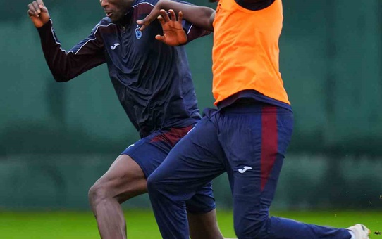 Trabzonspor Samsunspor maçı hazırlığında Cenk Özkacar'ın doğum gününü kutladı