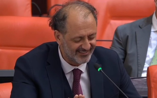AK Partili Yücel Arzen Meclis’te İzmir Marşı'nı seslendirdi