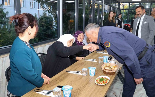 Bilecik İl Jandarma Komutanı Albay Ali Vanlı, huzurevi sakinleriyle sohbet etti