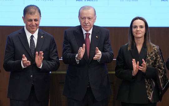 İzmir AK Parti'ye geçti! Cemil Tugay'a rozetini Cumhurbaşkanı Erdoğan taktı