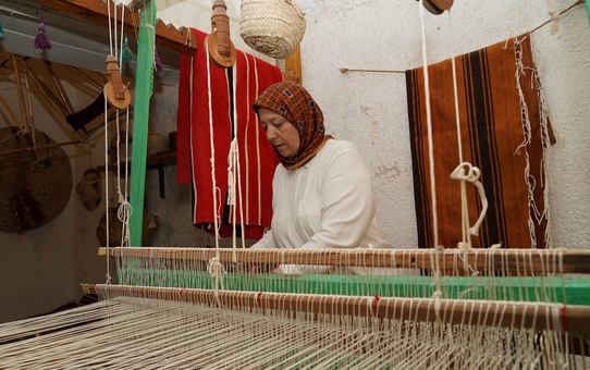 Zeynep ve Ayşe Madi, Trablus'ta geleneksel dokumacılığı canlandırmaya çalışıyor