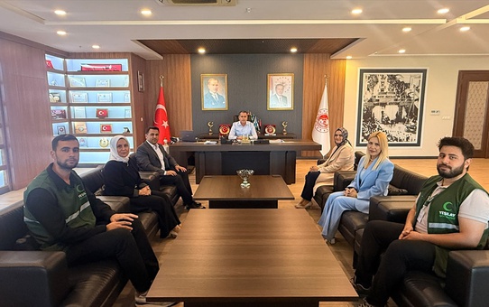 Yeşilay Hatay Şube Başkanı Bilgin, Kaymakam Akdaş'a bağımlılıkla mücadeleyi anlattı.