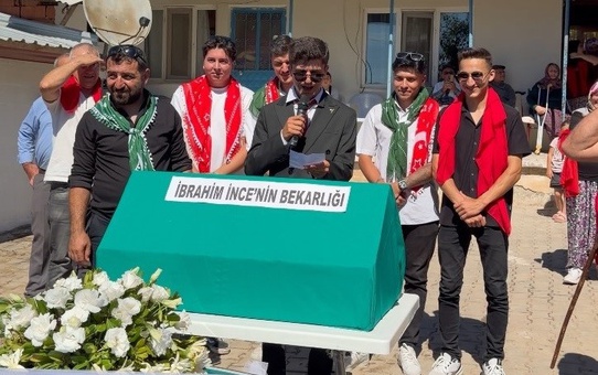 Bilecik'te köy düğününde arkadaşları damadı çatıya çıkarıp kule kurup yemek istediler