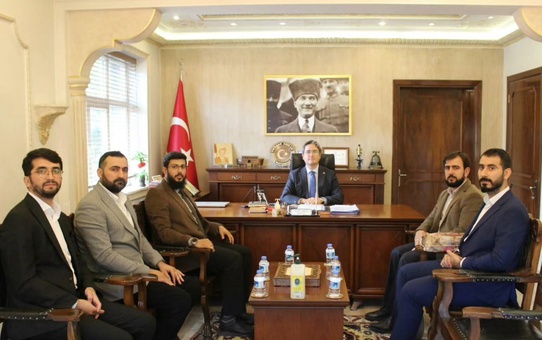 Kemaliye'de İlçe Müftüsü Çolak, Kaymakam Arıkan'a Eğin kapı tokmağı takdim etti