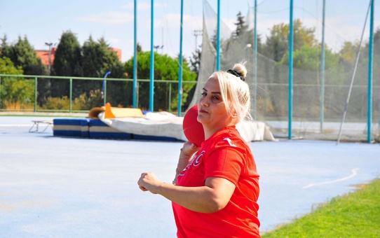 Manisa'da badmintonda milli sporcu Aygül Uzel, eşini 20 yıl sonra spora kazandırdı