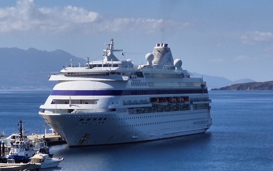 Kuşadası'ndan gelen Astoria Grande, 447 yolcuyla sabah Bodrum Limanı'na bağlandı