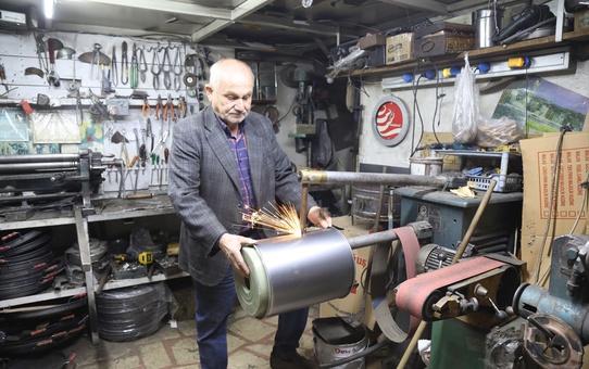 Ankara Çubuk'ta 50 yıldır sobacılık yapan İsmail Demirci, işini 70 yaşında sürdürüyor