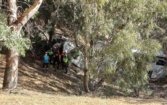İzmir'den turist taşıyan otobüs Germencik'te şarampole uçtu, 1 ölü 7 yaralı