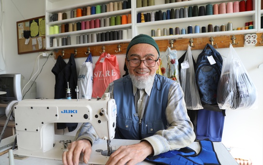 Cemil Aktaş, 15 yaşında çırak olarak girdiği terziliği Çubuk'ta 61 yıldır sürdürüyor