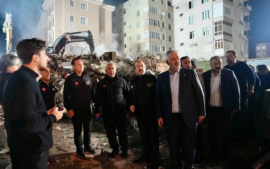 İstanbul Maltepe'de çöken binada 12 kişi kurtarıldı, 3 can kaybı var, 2 kişi aranıyor