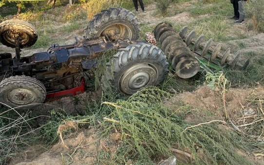 Manisa Alaşehir'de üzüm bağında devrilen traktörün altında kalan sürücü öldü