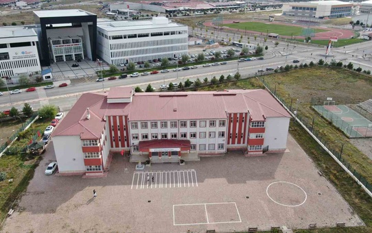 Okul koridorunda hayrat çeşmesi: Suyun değeri ve gelenek yaşatılıyor