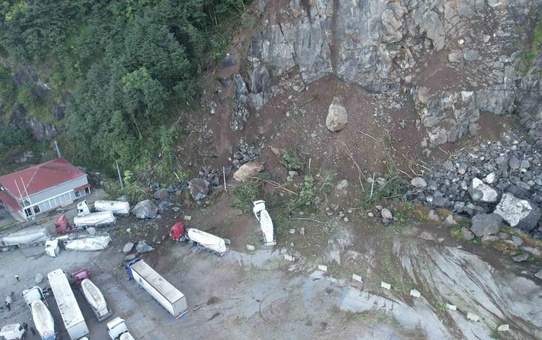KTÜ'lü uzman heyelanın nedenini yağışa bağladı, Hopa'da 1 kişi öldü, 7-8 tır zarar gördü