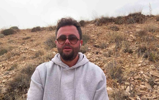 Sivas Gürün'de porsuk yuvasındaki Kangal yavrularını çobanlar elleriyle besliyor