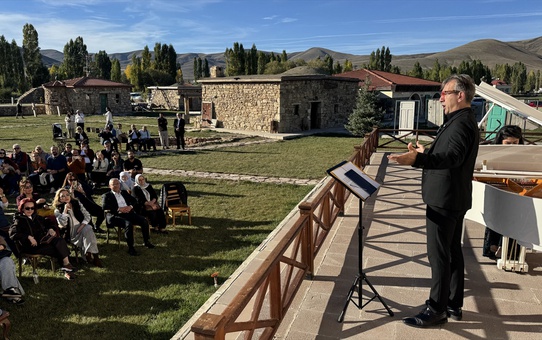 Bayburt'taki müzede 'Köklere Yolculuk' konserinde Tanrıdağlı ve Bali sahne aldı