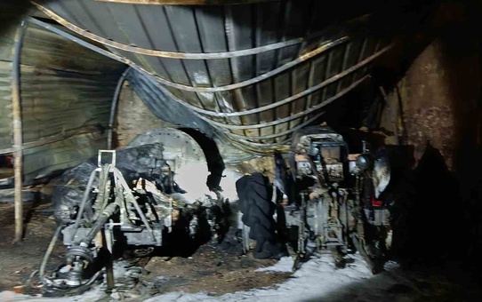 Denizli Çivril'de traktör ve ilaçlama makinesi yangında kullanılamaz hale geldi