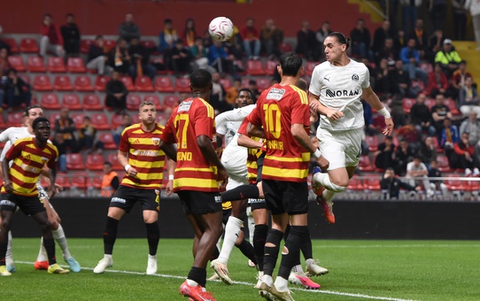 Manisa FK, lider Kayserispor'a deplasmanda 90+3'te yediği golle 3-2 yenildi
