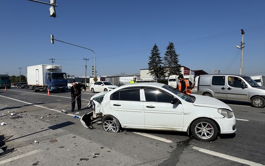 Sakarya Erenler'de D-100'de arkadan çarpma sonucu 3 kişi yaralandı