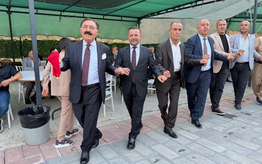 Şemdinli düğününde sağdıç Mehmet Fırat, 11 Cumhuriyet altını sınırı için çağrı yaptı.