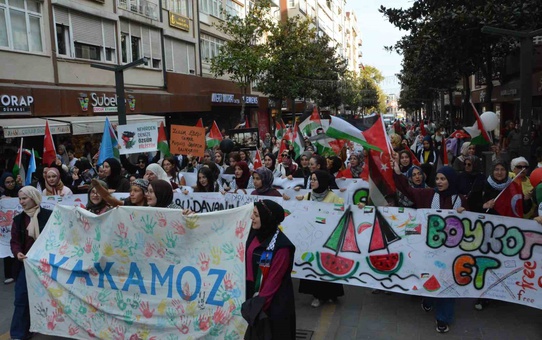 Balıkesir'de yaklaşık bin kişi Gazze için yürüdü, İsrail'e lanet sloganları attı