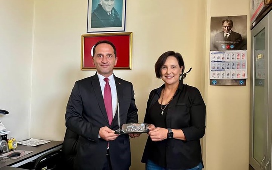 Burhaniye MYO'da bölüm başkanlığına atanan Aslı Güngör'e isimlik takdim edildi