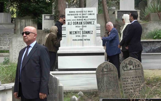 Ali Osman Sönmez, 25. ölüm yıl dönümünde Emirsultan'da kabri başında anıldı