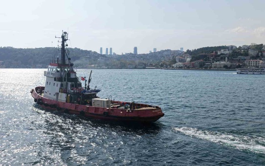 Karadeniz'de hasar gören iki gemi Boğaz'dan geçerek Yalova'ya sevk edildi