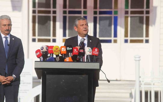 Özgür Özel, Mudanya'da 104. yıl etkinliğinde Haberal'a ödül verilen programa katıldı