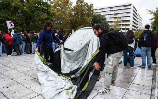 Yunanistan'da üniversite ve lise öğrencileri eğitim ödeneği için Atina'da çadır kurdu