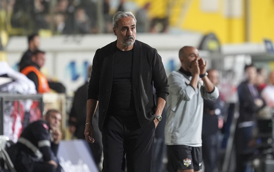 Abdullahi 10'da kırmızı gördü, Eyüpspor ilk yarıyı Göztepe önünde 1-0 geride kapattı