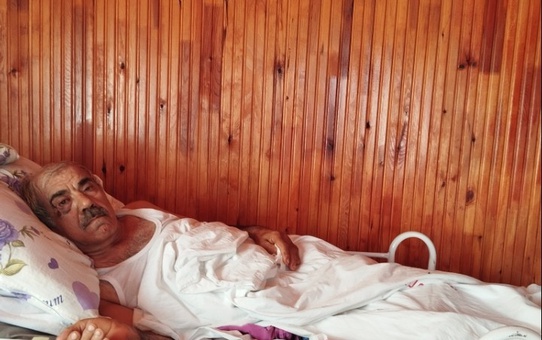 Ayancık'ta felç kalan 67 yaşındaki adam, köy yolu için Kaymakamlıktan yardım istiyor
