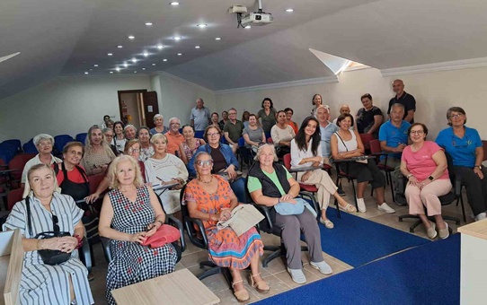 Muğla Köyceğiz'de Tazelenme Üniversitesi yeni dönemi Özlem Özen'in dersiyle açtı
