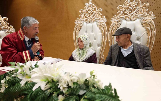 Dilovası Belediye Başkanı, 86 ve 72 yaşındaki çiftin nikahını kıydı