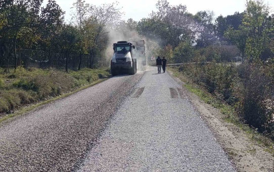 Düzce İl Özel İdaresi, Kaymakçı-Çalılık yolunda soğuk asfalt uygulamasına başladı