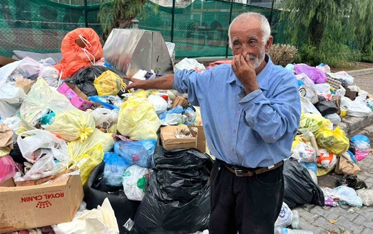 İzmir Karşıyaka'da çöp krizi sürüyor, belediye 17 yeni kamyona rağmen toplayamıyor