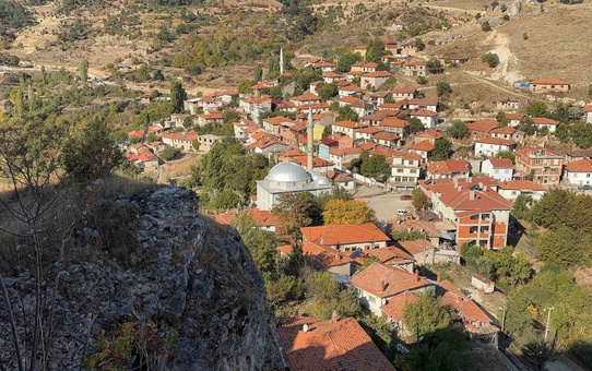 Kütahya Emet'te 7,6 kilometrelik İki Taş Kanyonu ve Eğrigöz Kalesi ziyaretçi çekiyor