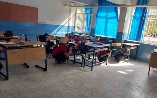 Manisa Sarıgöl'de deprem tatbikatında öğrenciler Çök-Kapan-Tutun uyguladı