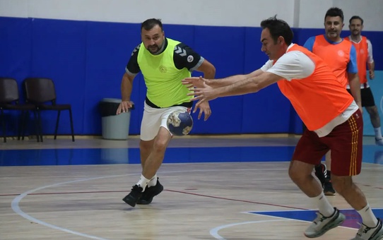 Sivas'ta Amatör Spor Haftası'nda sporcular hentbol ve basketbol maçlarında buluştu